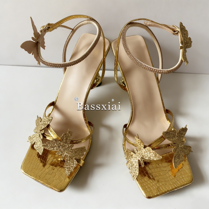 Lebendige Pailletten-Schmetter – Wide Fit Heels Bewertung und Preis