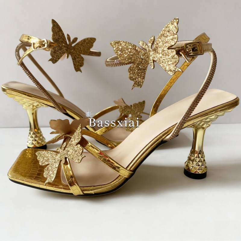 Lebendige Pailletten-Schmetter – Wide Fit Heels Bewertung und Preis